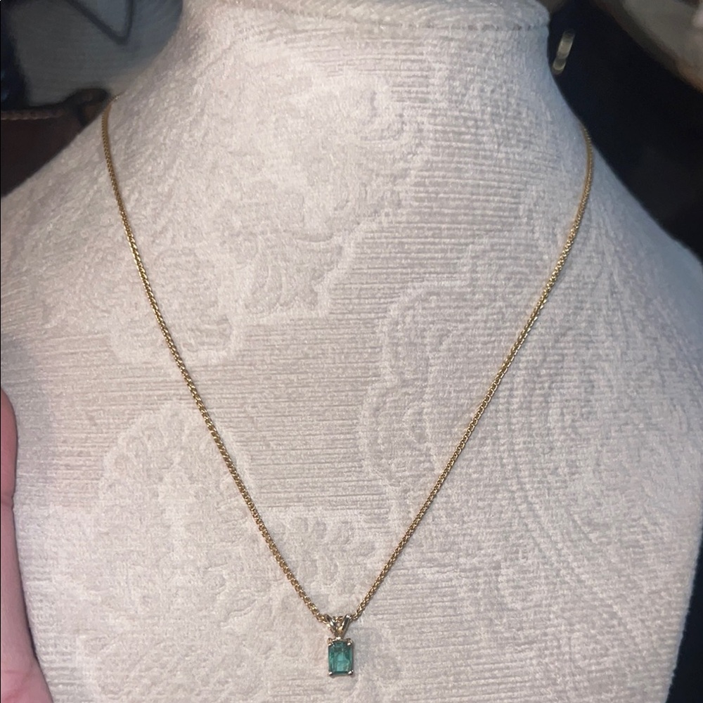 Elegant Gold Necklace with emerald pendant